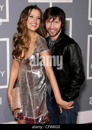 Feb 11, 2007 ; Los Angeles, CA, USA ; GRAMMYS 2007 : James Blunt et Petra Nemcova arrivant à la 49e cérémonie annuelle de remise des prix Grammy tenue au Staples Center de Los Angeles. Crédit obligatoire : Photo de Lisa O'Connor/ZUMA Press. (©) Copyright 2007 by Lisa O'Connor Banque D'Images