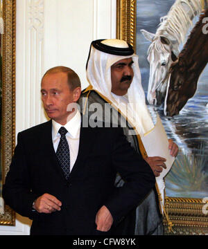 Le président russe Vladimir Poutine et le Sheikh Hamad bin Khalifa Al-Thani(r) Émir de l'État du Qatar. Banque D'Images