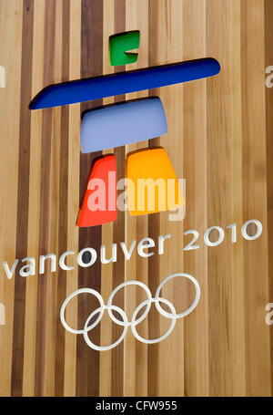 L'emblème olympique 2010 est sculpté dans une poutre de cèdre qui fait partie de la structure de support des Jeux Olympiques d'hiver de Vancouver réveil dévoilée à l'Art Gallery de Vancouver (Colombie-Britannique) le 12 février 2007. L'horloge décompte les trois autres années pour le début de la Banque D'Images