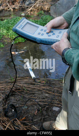 12 février 2007, Escondido, California, USA. DENNIS BROWN, un biologiste de la ville de San Diego et du réservoir, département de surveillance des bassins hydrographiques utilise une sonde multi-paramètres pour mesurer le PH, la salinité, la température, ainsi que d'autres meauremetns dans le Kit Carson Creek le lundi à Escondido, en Californie. Banque D'Images