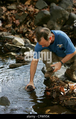 12 février 2007, Escondido, California, USA. DENNIS BROWN, un biologiste de la ville de San Diego et du réservoir, département de surveillance du bassin hydrographique prend des échantillons d'eau dans Del Dios Creek le lundi à Escondido, en Californie.  Crédit obligatoire : photo par Eduardo Contreras/San Diego Union-Tribune/Zuma Pr Banque D'Images