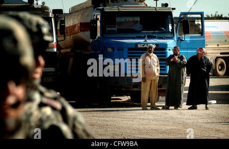 12 févr. 2007 - Bayji, Salah ad Din, l'Iraq - les chauffeurs de camions, l'attente pour remplir leurs camions-citernes, regarder les parachutistes, de la société B, premier bataillon du 505th Parachute Infantry Regiment, à pied par du côté de la distribution de la raffinerie de pétrole de Bayji. Parachutistes du 1er Bataillon, 505th Parachute JE Banque D'Images