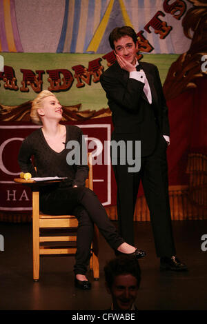 15 févr., 2007 - Cambridge, MA, USA - actrice Scarlett Johansson, reçoit la femme de l'année de la Hasty Pudding théâtre à l'Université de Harvard. JOSH droit BRENER, Président de la Hasty Pudding Théâtre. (Crédit Image : © Béthanie Versoy/ZUMA Press) Banque D'Images