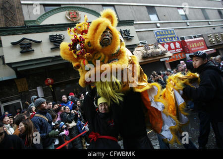 Les participants effectuent une danse du dragon lors de la parade du nouvel an chinois annuel 18 februuary 2007 dans le Chinatown de new york city.le chinois à travers le monde célèbrent la nouvelle année lunaire du cochon. Banque D'Images