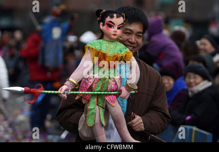 Revelers prendre part à la célébration de la nouvelle année lunaire à new york city.Les participants effectuent une danse du dragon lors de la parade du nouvel an chinois annuel 18 februuary 2007 dans le Chinatown de new york city.le chinois à travers le monde célèbrent la nouvelle année lunaire du cochon. Banque D'Images