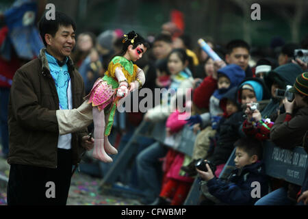 Revelers prendre part à la célébration de la nouvelle année lunaire à new york city.Les participants effectuent une danse du dragon lors de la parade du nouvel an chinois annuel 18 februuary 2007 dans le Chinatown de new york city.le chinois à travers le monde célèbrent la nouvelle année lunaire du cochon. Banque D'Images