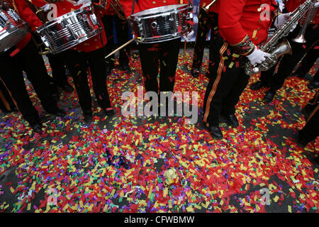 Revelers prendre part à la célébration de la nouvelle année lunaire à new york city.Les participants effectuent une danse du dragon lors de la parade du nouvel an chinois annuel 18 februuary 2007 dans le Chinatown de new york city.le chinois à travers le monde célèbrent la nouvelle année lunaire du cochon. Banque D'Images