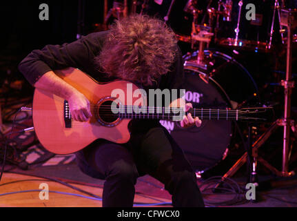 Feb 20, 2007 ; New York, NY, USA ; Jazz artiste guitariste Pat Metheny effectue pendant le service commémoratif pour les Grammy Award Winning Michael Brecker saxophoniste à l'hôtel de ville. Michael Brecker est mort samedi, 13 pour le réveillon du de leucémie à l'âge de 57 ans. Crédit obligatoire : Photo par Nancy/Kaszerman pré ZUMA Banque D'Images