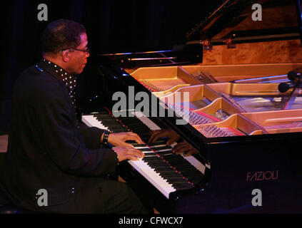 Feb 20, 2007 ; New York, NY, USA ; Jazz artiste Le pianiste Herbie Hancock effectue pendant le service commémoratif pour les Grammy Award Winning Michael Brecker saxophoniste à l'hôtel de ville. Michael Brecker est mort samedi, 13 pour le réveillon du de leucémie à l'âge de 57 ans. Crédit obligatoire : Photo par Nancy/Kaszerman ZUMA Pr Banque D'Images