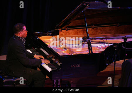 Feb 20, 2007 ; New York, NY, USA ; Jazz artiste Le pianiste Herbie Hancock effectue pendant le service commémoratif pour les Grammy Award Winning Michael Brecker saxophoniste à l'hôtel de ville. Michael Brecker est mort samedi, 13 pour le réveillon du de leucémie à l'âge de 57 ans. Crédit obligatoire : Photo par Nancy/Kaszerman ZUMA Pr Banque D'Images