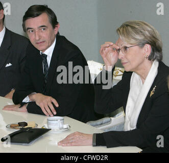 La ministre française de la Défense Michèle Alliot-Marie(r) et ministre français des Affaires étrangères Philippe Douste-Blazy à la réunion avec le président russe Vladimir Poutine à l'aéroport Vnukovo de Moscou. Banque D'Images