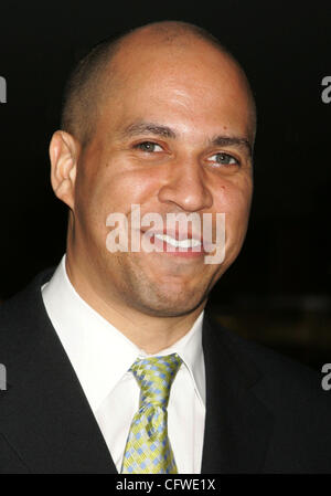 Feb 22, 2007 ; New York, NY, USA ; le maire de Newark, New Jersey, CORY BOOKER à la 27e gala-bénéfice annuel d'une centaine d'hommes noirs, Inc., à l'hôtel Hilton New York. Crédit obligatoire : Photo par Nancy/Kaszerman ZUMA Press. (©) Copyright 2007 by Kaszerman Banque D'Images