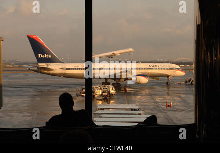 Delta Airlines jet-taxis à piste à l'aéroport de Newark. 22/02/07 Biz ©Robin Nelson Banque D'Images