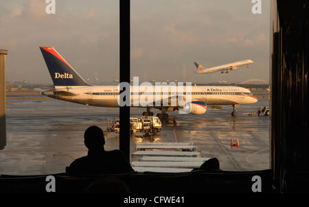 Delta Airlines jet-taxis à piste à l'aéroport de Newark. 22/02/07 Biz ©Robin Nelson Banque D'Images