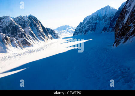 Le Ruth glacier et gorge vu depuis le cockpit de l'Talkeetna Air Taxi. Banque D'Images