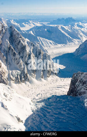 Le Ruth glacier et gorge vu depuis le cockpit de l'Talkeetna Air Taxi. Banque D'Images