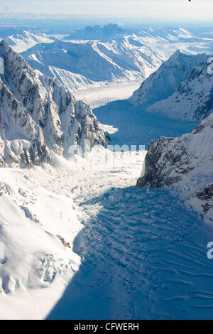 Le Ruth glacier et gorge vu depuis le cockpit de l'Talkeetna Air Taxi. Banque D'Images