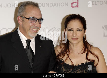 Le 25 février, 2007 ; West Hollywood, CA, USA ; les musiciens EMILIO ESTEFAN (L) et Gloria Estefan lors de la 15e édition de l'Elton John AIDS Foundation Oscar Party au Pacific Design Center. Crédit obligatoire : Photo par Vaughn Youtz/ZUMA Press. (©) Copyright 2007 par Vaughn Youtz. Banque D'Images