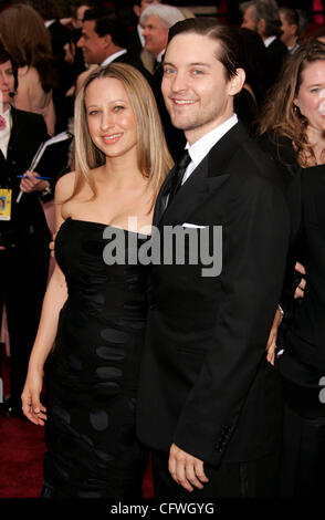 Feb 25, 2007 - Los Angeles, CA, USA - OSCARS 2007 : Tobey Maguire et sa femme Jennifer Meyer arrivant à la 79e Academy Awards qui a eu lieu au Kodak Theatre de Los Angeles. (Crédit Image : © Lisa O'Connor/ZUMA Press) Banque D'Images