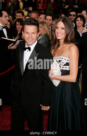 Feb 25, 2007 - Los Angeles, CA, USA - Mark Wahlberg et sa femme RHEA DURHAM arrivant à la 79e cérémonie annuelle des Academy Awards qui a eu lieu au Kodak Theatre de Los Angeles. (Crédit Image : © Lisa O'Connor/ZUMA Press) Banque D'Images