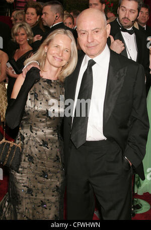 Feb 25, 2007 - Los Angeles, CA, USA - OSCARS 2007 : ALAN ARKIN et femme d'arriver à la 79e assemblée annuelle de l'Academy Awards qui a eu lieu au Kodak Theatre de Los Angeles. (Crédit Image : © Paul Fenton/ZUMA Press) Banque D'Images
