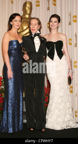 25 févr. 2007 - Hollywood, CA, USA - OSCARS 2007 : MILENA CANONERO avec l'award pour "Meilleure création de costumes pour 'actions Marie Antoinette' ' dans l'espace presse avec les présentateurs EMILY BLUNT et Anne Hathaway lors de la 79e assemblée annuelle de l'Academy Awards qui a eu lieu au Kodak Theatre. (Crédit Image : ©Paul Fenton/ZUMA Press) Banque D'Images