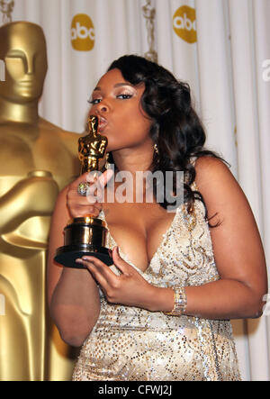 25 févr. 2007 - Hollywood, CA, USA - Jennifer Hudson avec le prix de la Meilleure Actrice"' dans la salle de presse à la 79e assemblée annuelle de l'Academy Awards qui a eu lieu au Kodak Theatre de Los Angeles. (Crédit Image : © Paul Fenton/ZUMA Press) Banque D'Images