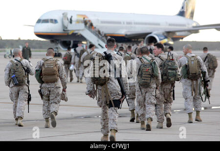 26 févr., 2007 - Los Angeles, CA, USA - Environ 150 Marines à partir de la 3e escadre aérienne de la Marine à bord d'un avion commercial affrété pour le déploiement en Iraq le dimanche soir, à partir de l'Air Station Miramar à San Diego, Californie. (Crédit Image : © Ringo Chiu/ZUMA Press) Banque D'Images