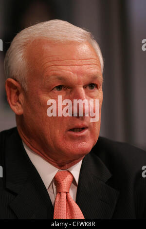 EXCLUSIVE 28 février 2007   San Diego Californie USA  San Diego County Supervisor Ron Roberts l'adresse le Union-Editorial San Diego carte sur un plan directeur du secteur riverain de la baie de San Diego.  Crédit obligatoire : Photo par John R. McCutchen/San Diego Union-Tribune/Zuma Press. Copyright 2007 San Diego Union européenne- Banque D'Images