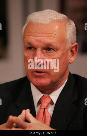 EXCLUSIVE 28 février 2007   San Diego Californie USA  San Diego County Supervisor Ron Roberts l'adresse le Union-Editorial San Diego carte sur un plan directeur du secteur riverain de la baie de San Diego.  Crédit obligatoire : Photo par John R. McCutchen/San Diego Union-Tribune/Zuma Press. Copyright 2007 San Diego Union européenne- Banque D'Images