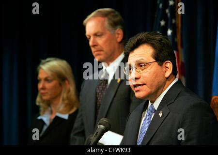 Le 28 février 2007, San Diego, Californie, États-Unis d'  Procureur général Alberto R. Gonzales a annoncé que 45 millions de dollars en espèces, et 18 tonnes de médicaments ont été saisis dans l'opération "Imperial empereur." L'enquête à long terme dans une organisation de trafic de drogue mexicain avec des cellules de distribution suite Banque D'Images