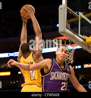 Mar 03, 2007 - Los Angeles, CA, USA - Sacramento Kings' (23) KEVIN MARTIN ne parvient pas à arrêter des Lakers de Los Angeles (17) ANDREW BYUMN qu'il marque un panier pendant la deuxième moitié de leur jeu au Staples Center de Los Angeles, Californie. Les Sacramento Kings a gagné 116-108. (Crédit Image : © Armando Arori Banque D'Images