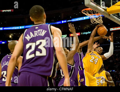 Mar 03, 2007 - Los Angeles, CA, USA - Sacramento Kings' les joueurs faire pression sur Los Angeles Lakers' (24) KOBE BRYANT comme il se rend à l'panier pendant la deuxième moitié de leur jeu au Staples Center de Los Angeles, Californie. Les Sacramento Kings a gagné 116-108. (Crédit Image : © Armando/Arorizo ZU Banque D'Images