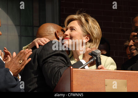 Clinton, Obama commémorer Selma SELMA Mars historique, AL - 04 mars : le candidat démocrate à la Sénatrice Hillary Clinton, épouse de John Lewis, membre du Congrès, avant de parler pendant un rassemblement à l'extérieur de la chapelle brun avant de marcher avec une foule de l'autre côté de la Edmund Pettus Bridge pour commémorer le 1965 'B Banque D'Images