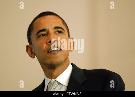 Clinton, Obama commémorer Selma SELMA Mars historique, AL - 04 mars : le candidat démocrate à la sénateur de l'Illinois Barack Obama parle durant le service lors de l'historique Chapelle Brun African Methodist Episcopal Church dimanche matin avant le mois de mars pour commémorer le 1965 'Bloody Sunda Banque D'Images