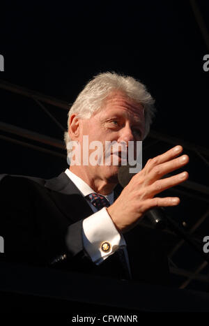 Clinton, Obama commémorer Selma SELMA Mars historique, AL - 04 mars : l'ancien Président Bill Clinton, parle après avoir été intronisé au National Voting Rights Hall of Fame après une marche avec une foule de l'autre côté de la Edmund Pettus Bridge pour commémorer le 1965 'Bloody Sunday' droits de vote mars mars Banque D'Images