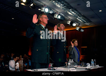 Mar 05, 2007 - Washington, DC, USA - Le Lieutenant-général KEVIN KILEY, le Major-général George Weightman et CYNTHIA BASCETTA, directrice des soins de santé de U.S. Government Accountability Office (de gauche à droite) sont assermentés à proior à témoigner à une audience de la Chambre sur le soin des soldats blessés au Walter Reed Ar Militaire Banque D'Images