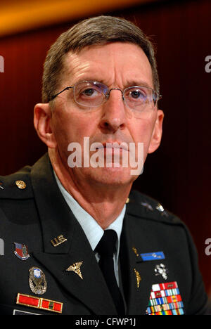 Mar 05, 2007 - Washington, DC, USA - Le Major-général George WEIGHTMAN témoigne lors d'une audience sur le soin des soldats blessés au militaire Walter Reed Army Medical Center à Washington, DC. Weightman est le plus récent ancien commandant de Walter Reed qui, à la suite d'une série d'article du Washington Post Banque D'Images