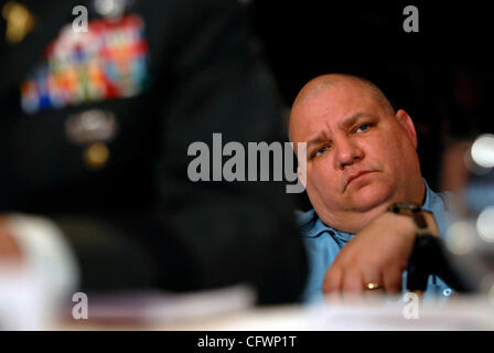 Mar 05, 2007 - Washington, DC, USA - SPC WENDELL MCLEOD est à l'écoute de questions lors d'une audience sur le soin des soldats blessés au militaire Walter Reed Army Medical Center à Washington, DC. McLeod a été l'un des soldats qui sont venus parler avec les journalistes, appelant l'attention sur des problèmes avec la fac Banque D'Images