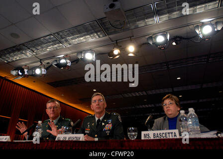 Mar 05, 2007 - Washington, DC, USA - Le Lieutenant-général KEVIN KILEY, le Major-général George Weightman et CYNTHIA BASCETTA, directrice des soins de santé de U.S. Government Accountability Office, témoigner à une audience de chambre sur le soin des soldats blessés au militaire Walter Reed Army Medical Center à Washington, DC Banque D'Images