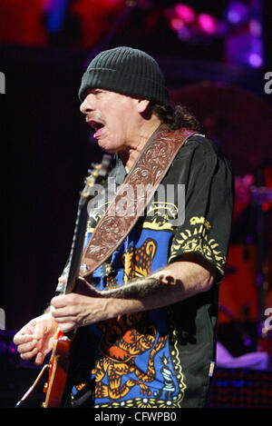 Mar 05, 2007 - San Antonio, TX, USA - le légendaire guitariste Carlos Santana Performing live at ATT Center (anciennement SBC Center) à San Antonio au Texas. (Crédit Image : © Jaime R. Carrero/ZUMA Press) Banque D'Images