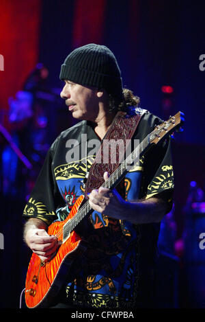 Mar 05, 2007 - San Antonio, TX, USA - le légendaire guitariste Carlos Santana Performing live at ATT Center (anciennement SBC Center) à San Antonio au Texas. (Crédit Image : © Jaime R. Carrero/ZUMA Press) Banque D'Images