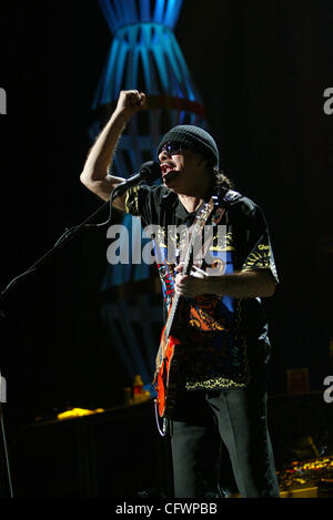 Mar 05, 2007 - San Antonio, TX, USA - le légendaire guitariste Carlos Santana Performing live at ATT Center (anciennement SBC Center) à San Antonio au Texas. (Crédit Image : © Jaime R. Carrero/ZUMA Press) Banque D'Images