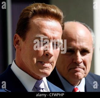 Gov. Schwarzenegger se réunit avec l'ancien maire de la ville de New York, Rudy Giuliani pour discuter des moyens de lutter contre les crimes liés aux gangs, le 5 mars 2007 à Los Angeles County Sheriff's Department à Monterey Park, Californie. Los Angeles seule a environ 720 bandes avec 40 000 membres de gangs et les crimes des gangs ont augmenté de 1 Banque D'Images