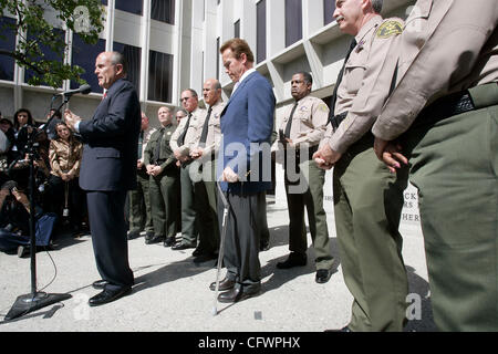 Gov. Schwarzenegger se réunit avec l'ancien maire de la ville de New York, Rudy Giuliani pour discuter des moyens de lutter contre les crimes liés aux gangs, le 5 mars 2007 à Los Angeles County Sheriff's Department à Monterey Park, Californie. Los Angeles seule a environ 720 bandes avec 40 000 membres de gangs et les crimes des gangs ont augmenté de 1 Banque D'Images