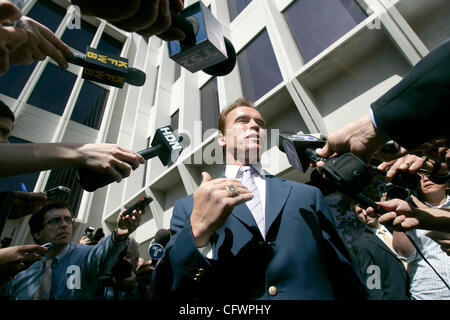 Gov. Schwarzenegger se réunit avec l'ancien maire de la ville de New York, Rudy Giuliani pour discuter des moyens de lutter contre les crimes liés aux gangs, le 5 mars 2007 à Los Angeles County Sheriff's Department à Monterey Park, Californie. Los Angeles seule a environ 720 bandes avec 40 000 membres de gangs et les crimes des gangs ont augmenté de 1 Banque D'Images