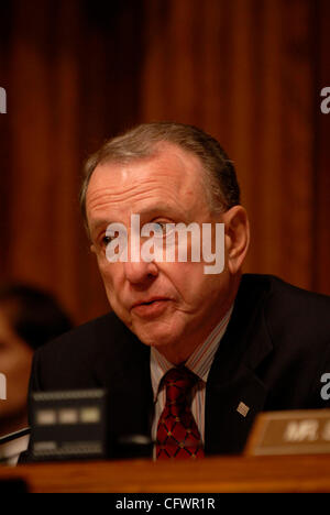 Mar 06, 2007 - Washington, DC, USA - Le Sénateur Arlen Specter (R-PA) questions quatre anciens procureurs généraux au cours d'une audience du sous-comité judiciaire du Sénat à la recherche du ministère de la Justice de tir de huit avocats américains. Le Congrès étudie pour voir si les tirs étaient politiquement motivés. (Crédit Im Banque D'Images