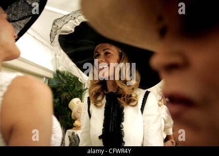 030607 rencontré tea party (1 ) de photo personnel par Libby Volgyes / Le Palm Beach Post pour story par Kevin Deutsch 0034402 PALM BEACH, Fl la troisième année Mad Hatter's Tea Party au profit de l'Armory Arts Centre a eu lieu mardi au Club Colette sur Palm Beach. Ici, Mia Matthews (CQ) de Palm Beach bef chats Banque D'Images