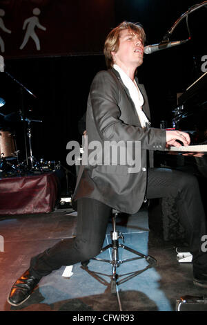 Hanson se produisant au Supper Club le 06/03/2007 avec des invités spéciaux James Iha, Andrew WK, Adam Greene, jeune Chœur d'amour. Les Hanson Brothers sont Zachary, Taylor et Isaac Banque D'Images