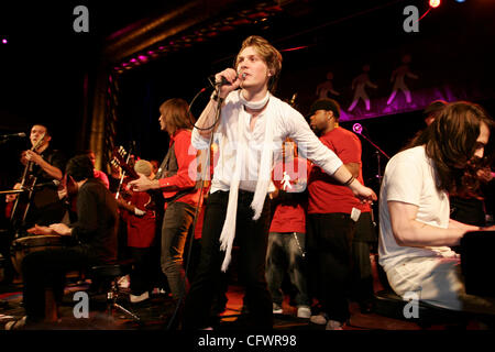 Hanson se produisant au Supper Club le 06/03/2007 avec des invités spéciaux James Iha, Andrew WK, Adam Greene, jeune Chœur d'amour. Les Hanson Brothers sont Zachary, Taylor et Isaac Banque D'Images